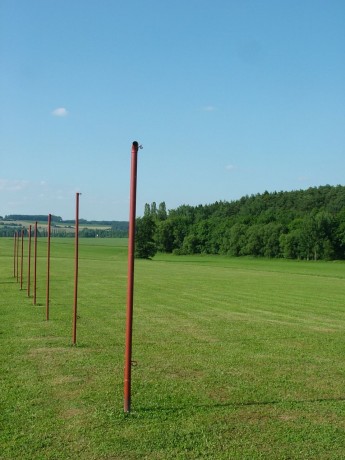 09 - sloupky už stojí.jpg