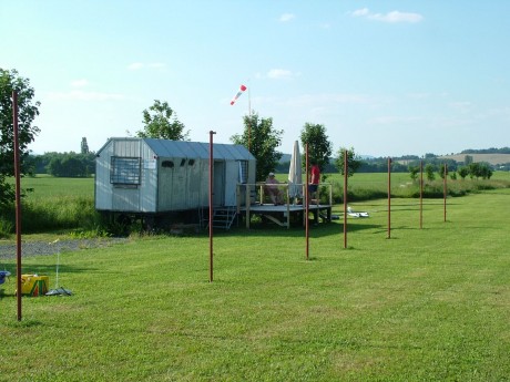 12 - zátiší se sloupky a maringotkou.jpg